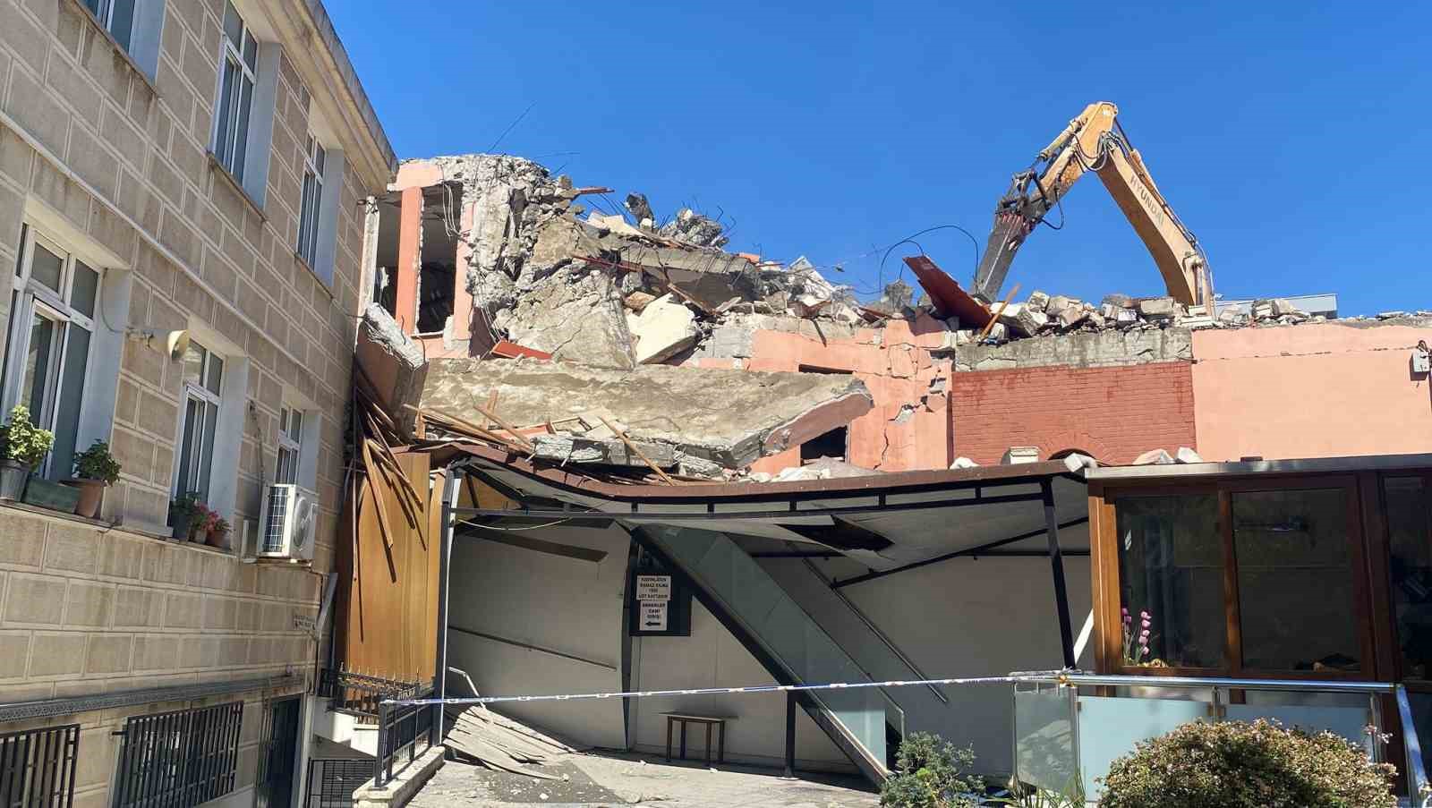 Kadıköy’de yıkımı yapılan bina, cami duvarına çöktü
