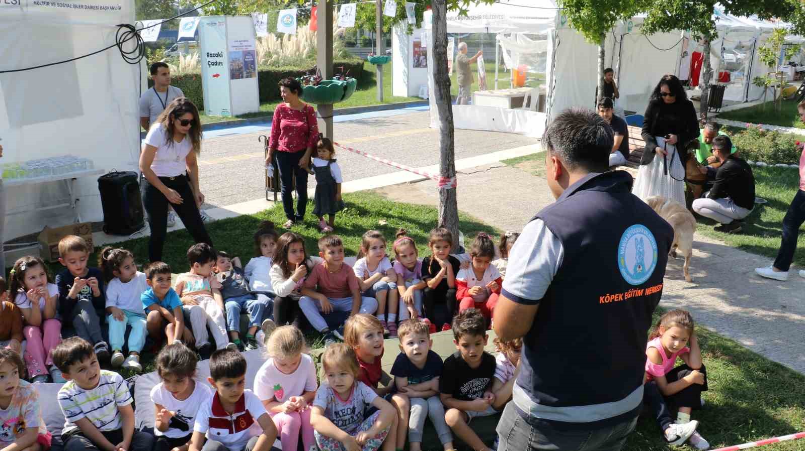 Minik öğrenciler eğitimli köpeklerin gösterisine hayran kaldı
