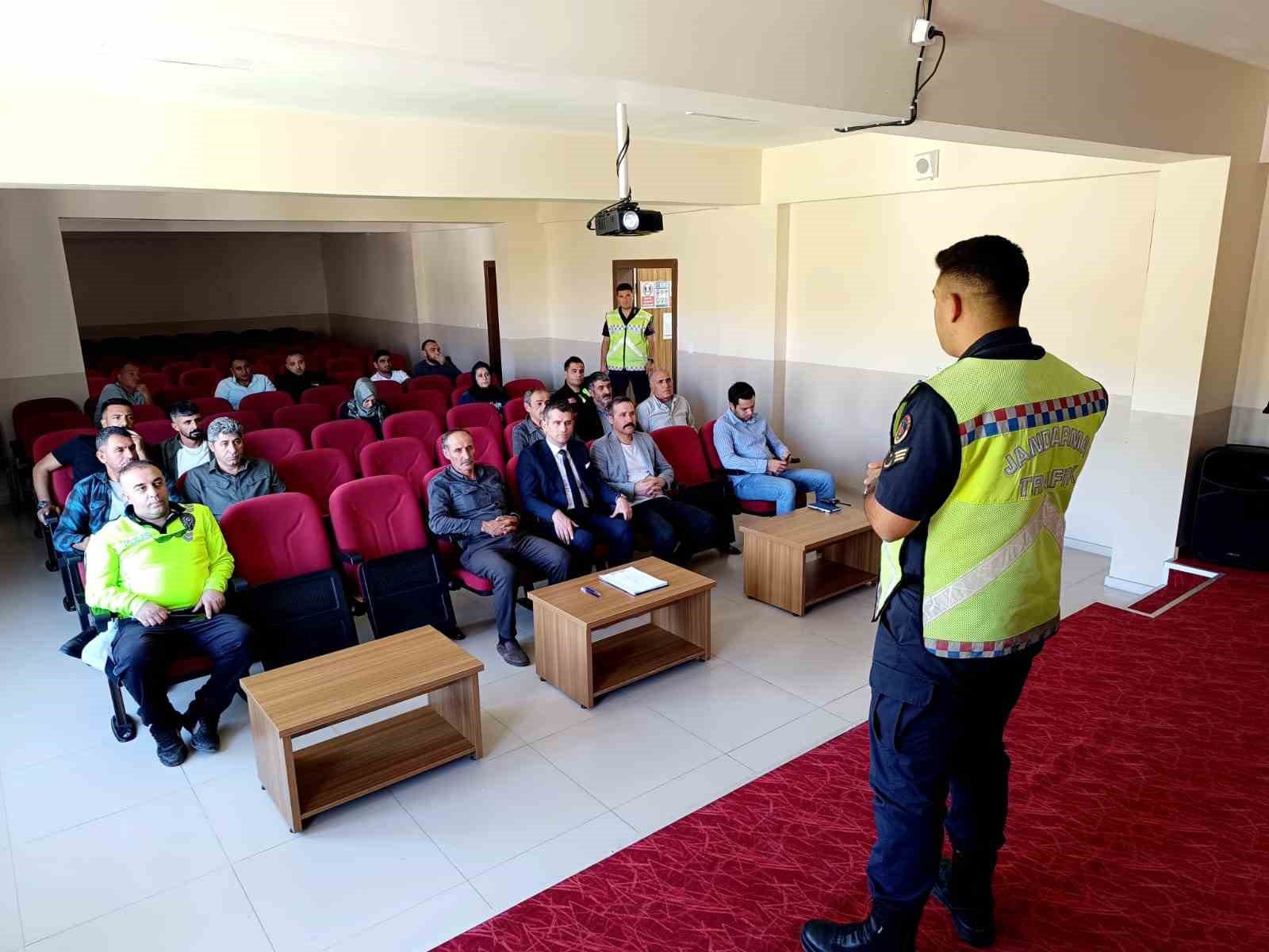 Çemişgezek’te okul servis şoförleri bilgilendirdi
