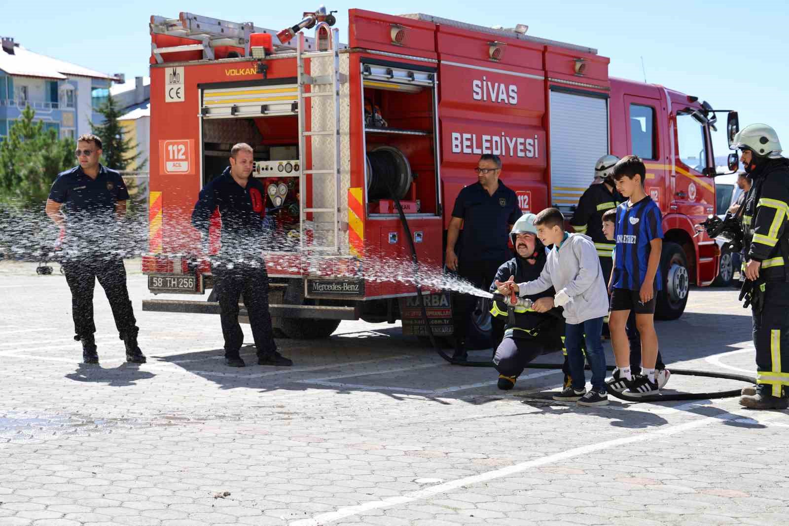 Muhtar ve öğrencilerden itfaiye erlerine pastalı sürpriz
