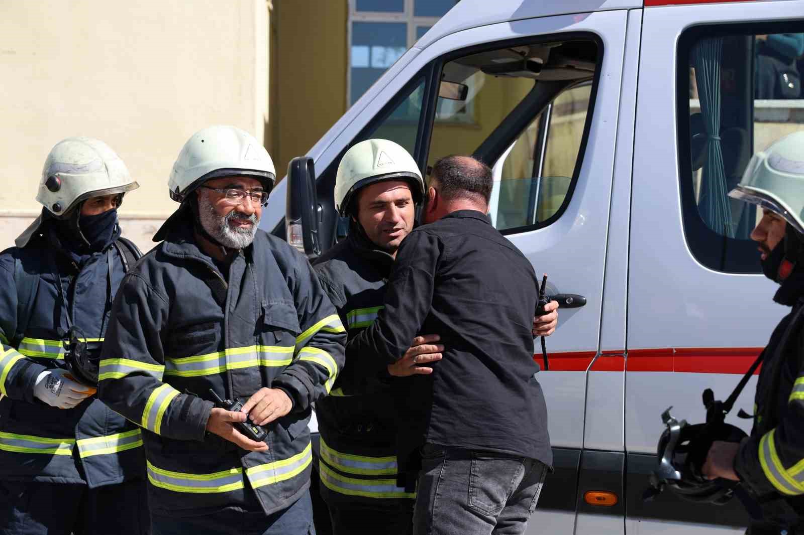 Muhtar ve öğrencilerden itfaiye erlerine pastalı sürpriz
