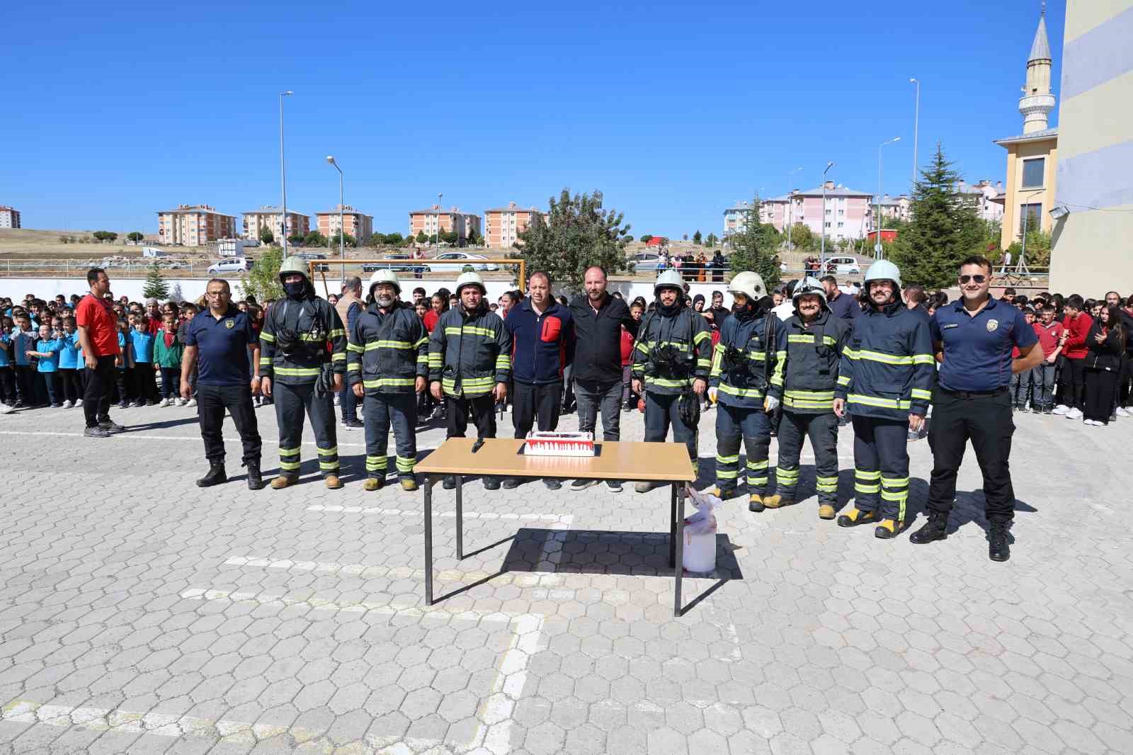 Muhtar ve öğrencilerden itfaiye erlerine pastalı sürpriz
