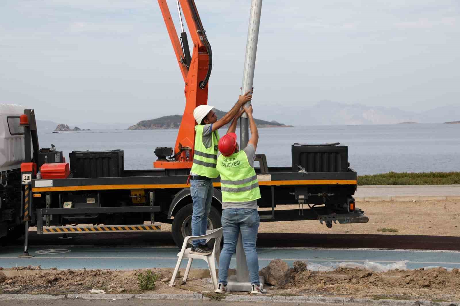 Turgutreis kıyı şeridinde aydınlatma çalışmaları sürüyor
