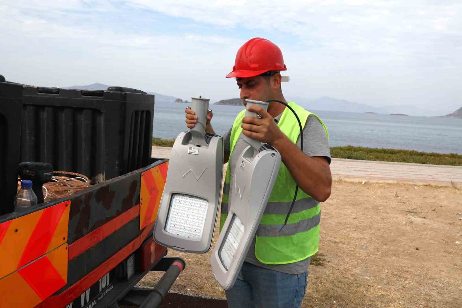 Turgutreis kıyı şeridinde aydınlatma çalışmaları sürüyor
