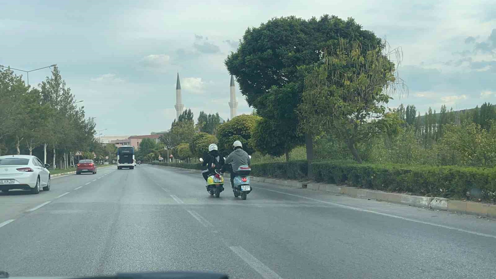 Arkadaşının bozulan motosikletini ayağı ile iten sürücü trafiği tehlikeye attı
