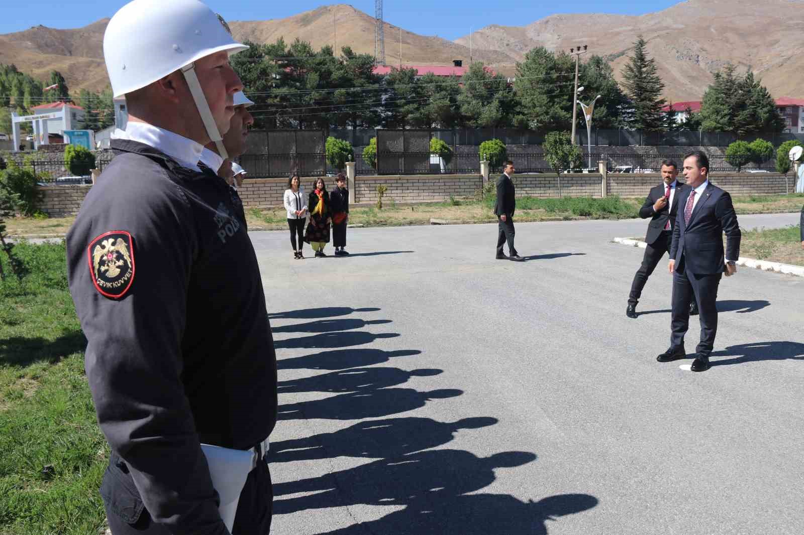 Bitlis’in yeni valisi Ahmet Karakaya görevine başladı
