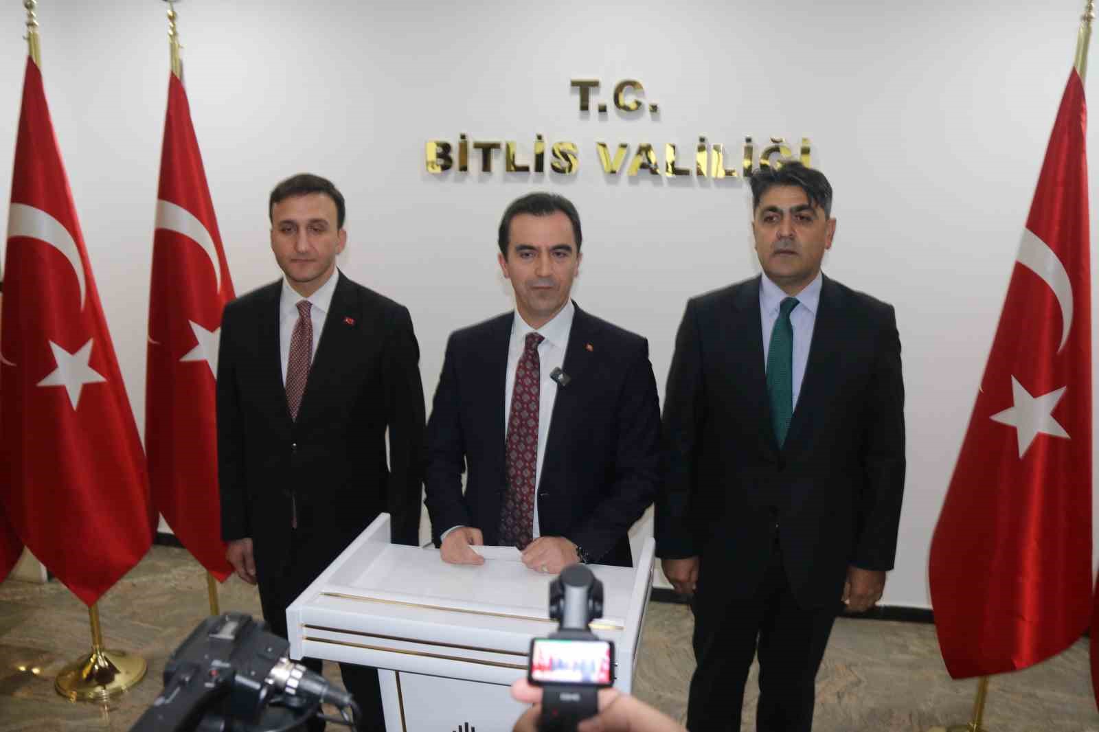 Bitlis’in yeni valisi Ahmet Karakaya görevine başladı
