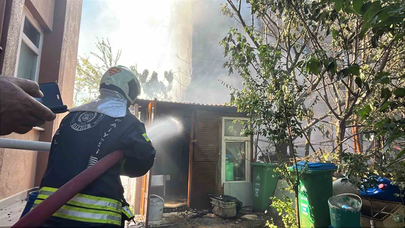 Kömürlükte çıkan yangın çatıyı sardı
