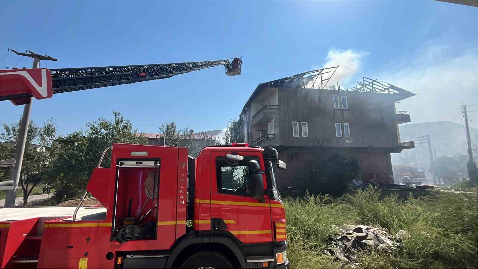 Kömürlükte çıkan yangın çatıyı sardı
