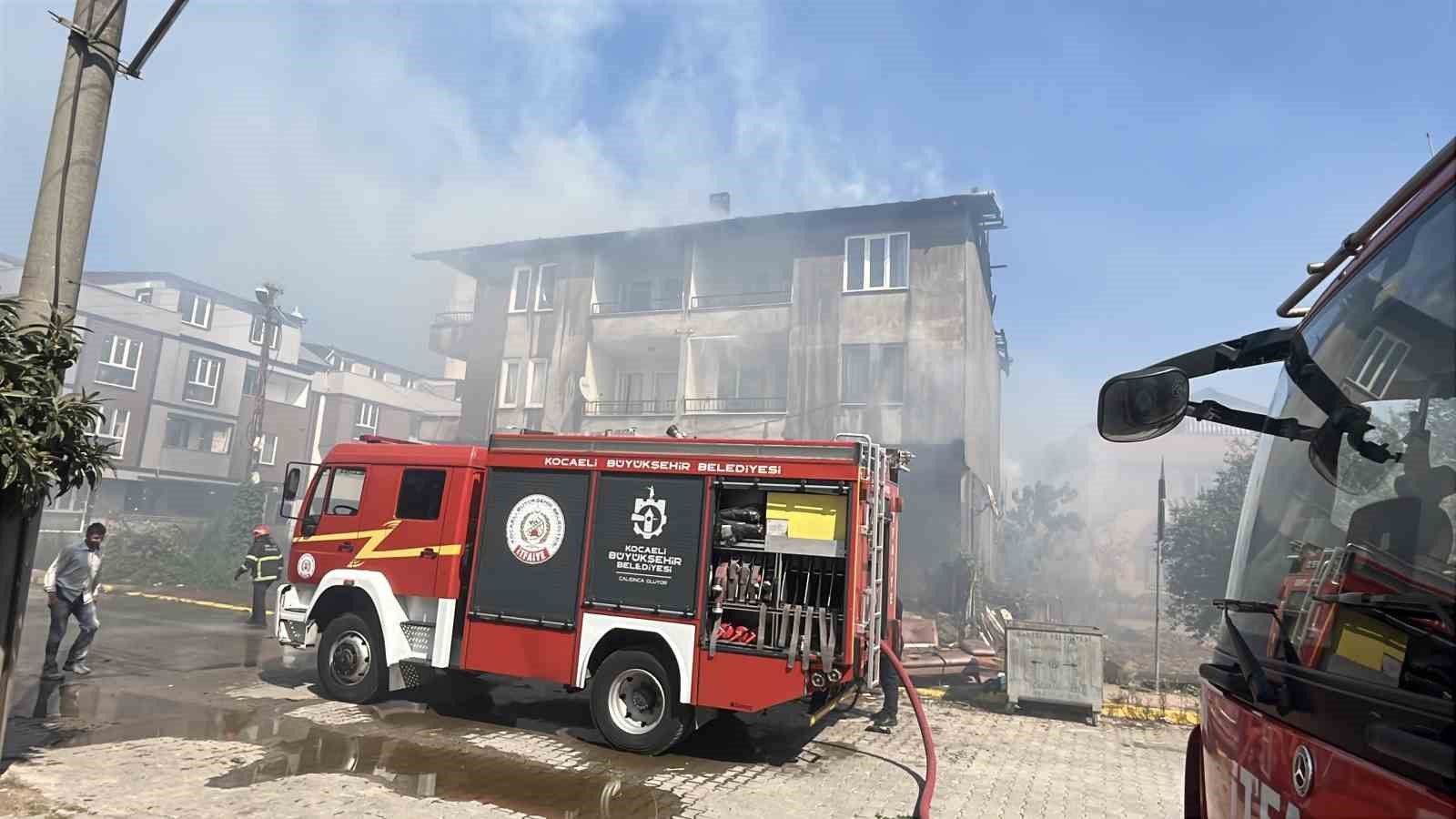 Kömürlükte çıkan yangın çatıyı sardı
