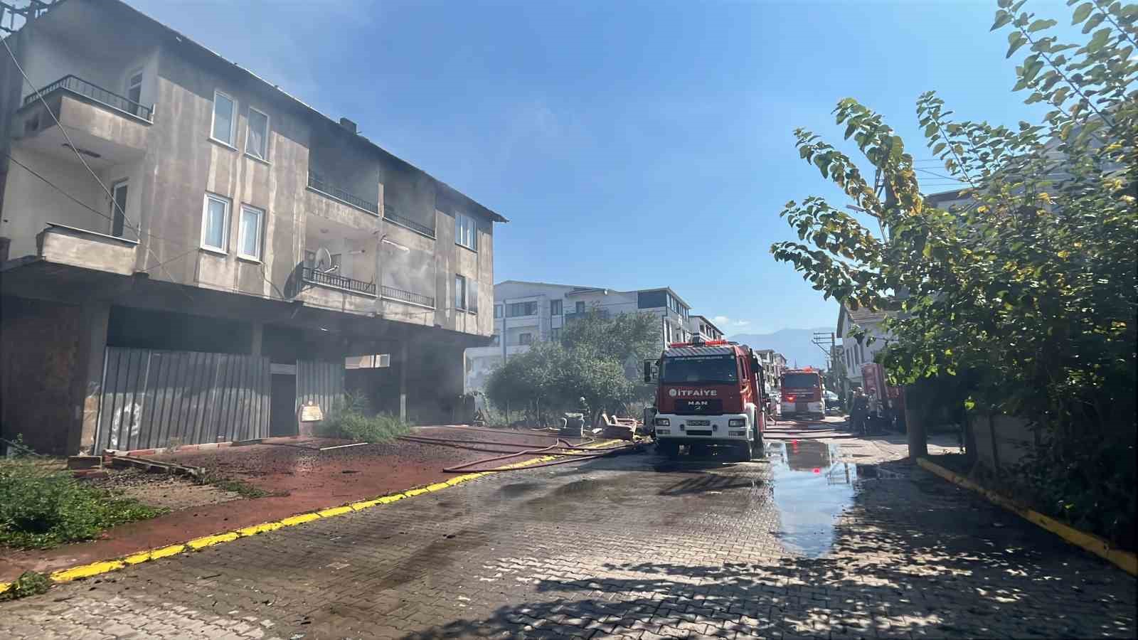 Kömürlükte çıkan yangın çatıyı sardı
