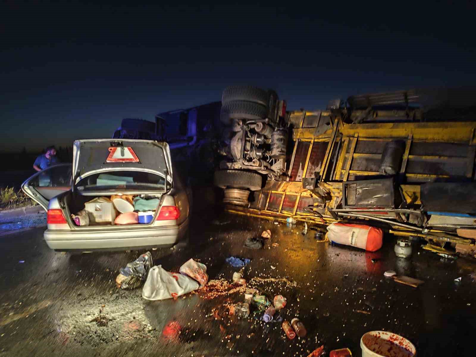 Devrilen tırın dorsesine çarpan otomobilde 1 kişi öldü, 3 kişi yaralandı
