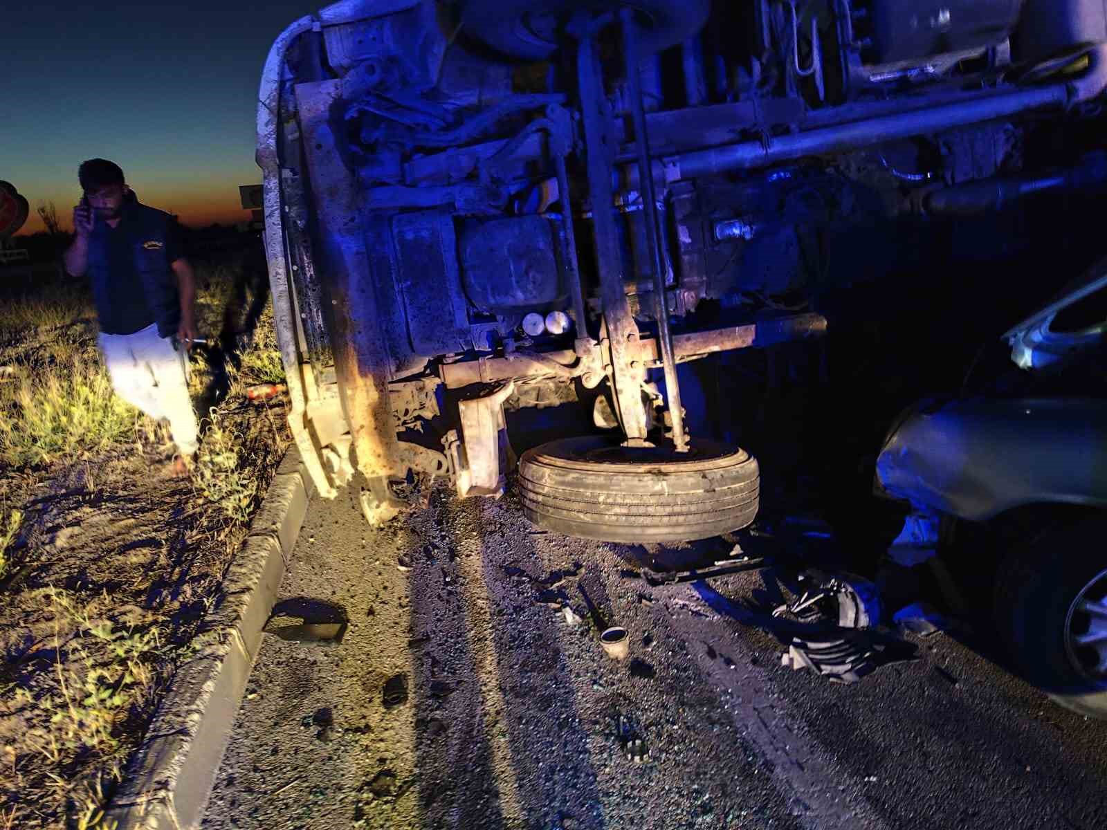 Devrilen tırın dorsesine çarpan otomobilde 1 kişi öldü, 3 kişi yaralandı
