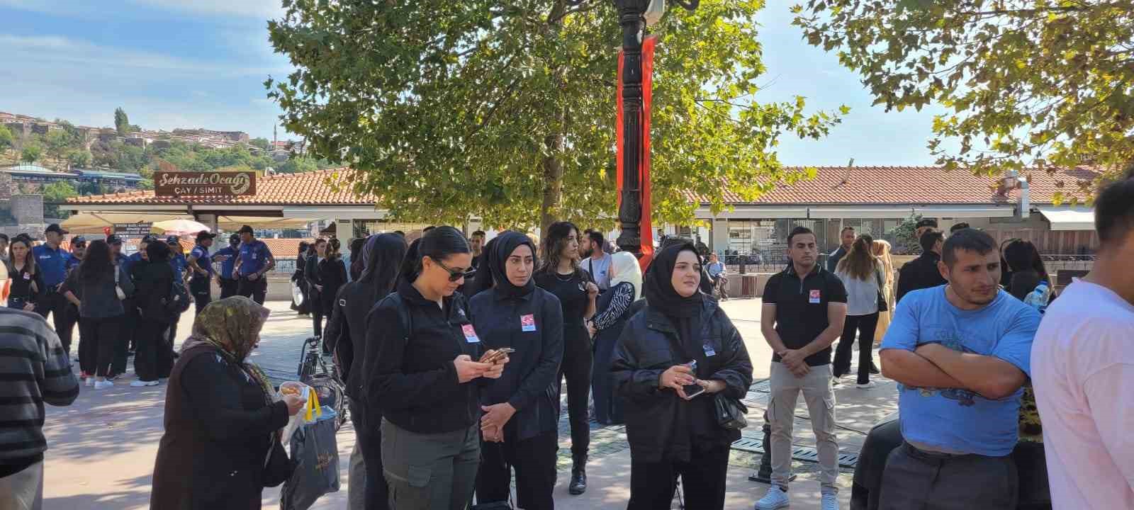 Ankara’da şehit polis memuru Şeyda Yılmaz’ın devre arkadaşları lokma dağıttı
