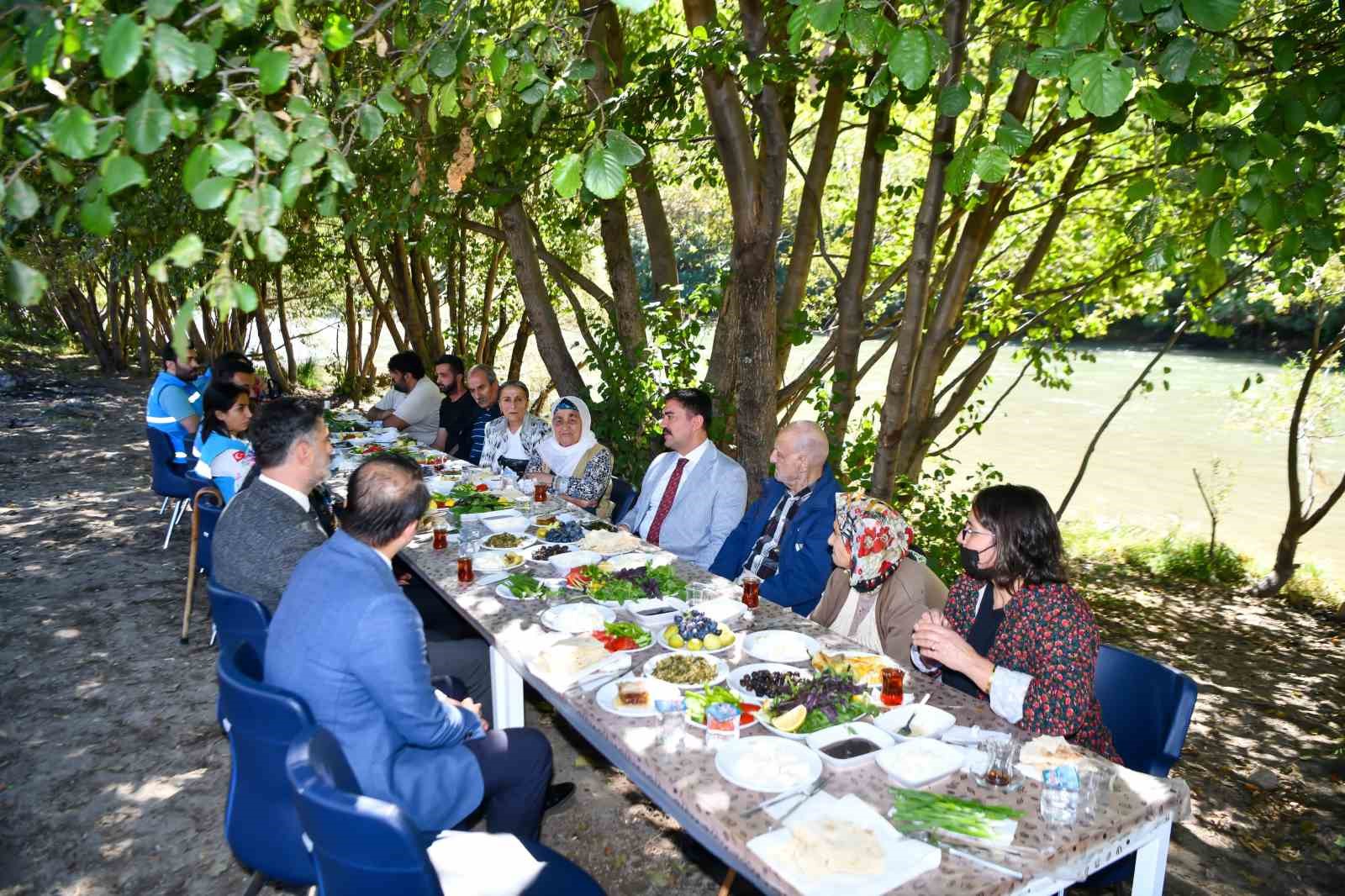 Tunceli’de, 85 yaş üstü vatandaşlar Munzur çayı kıyısında kahvaltı etkinliğinde buluştu
