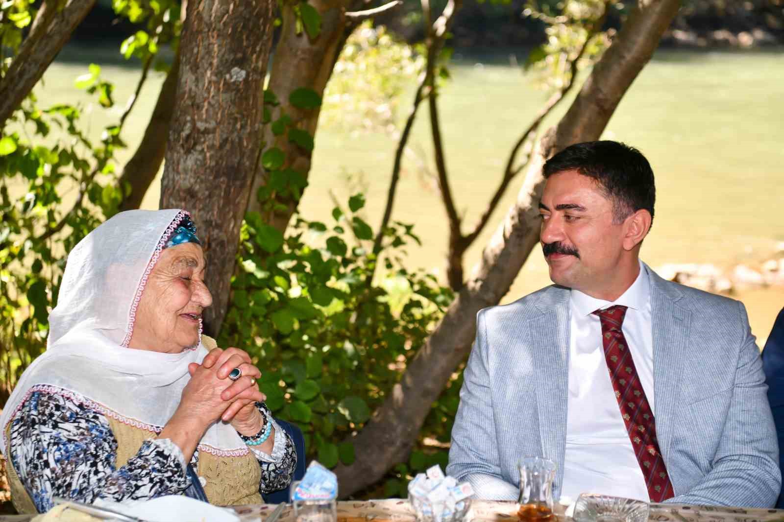 Tunceli’de, 85 yaş üstü vatandaşlar Munzur çayı kıyısında kahvaltı etkinliğinde buluştu
