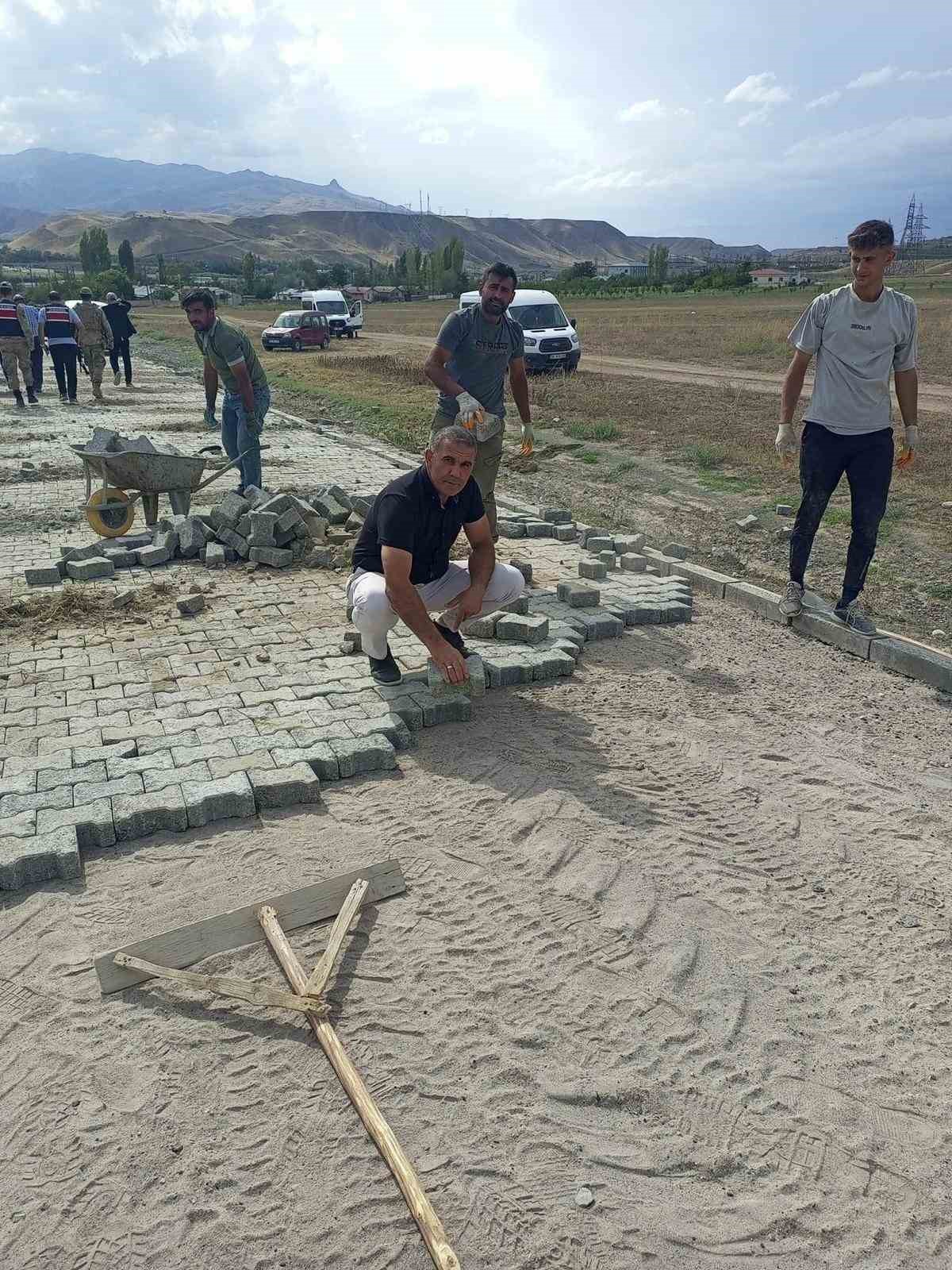 Köy yollarına parke taşı yapılıyor
