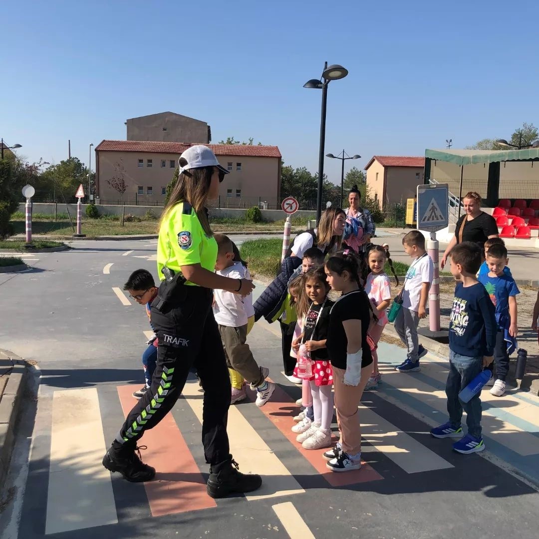 Edirne’de miniklere oyunlarla trafik eğitimi verildi
