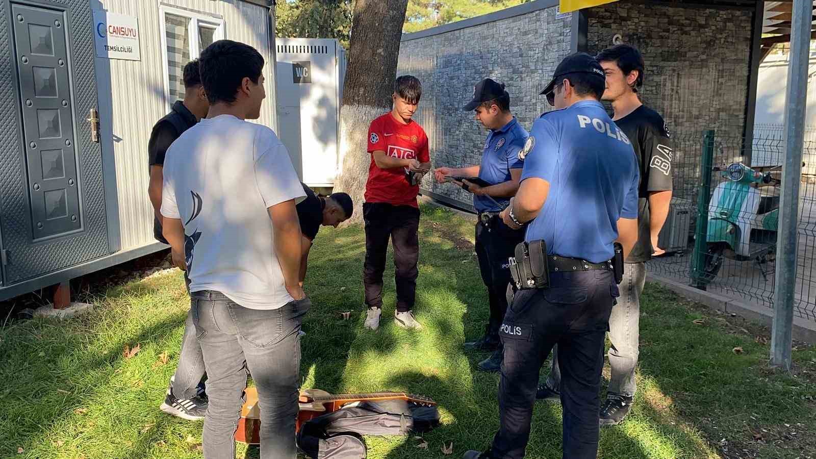 Polis ekiplerinden Mimar Sinan Parkına sıkı denetim
