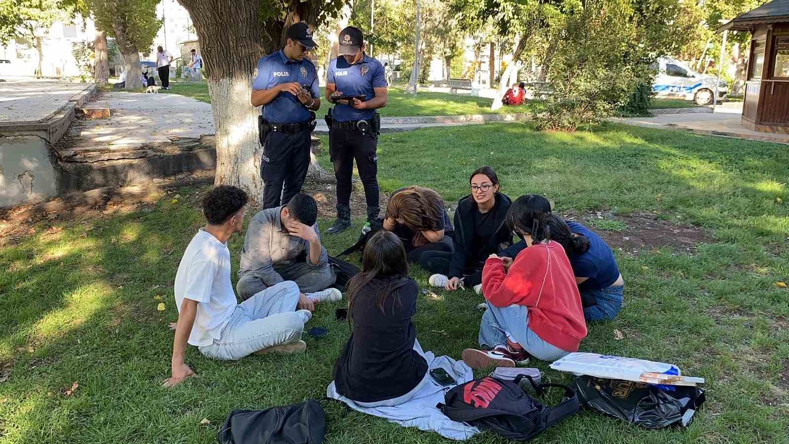 Polis ekiplerinden Mimar Sinan Parkına sıkı denetim
