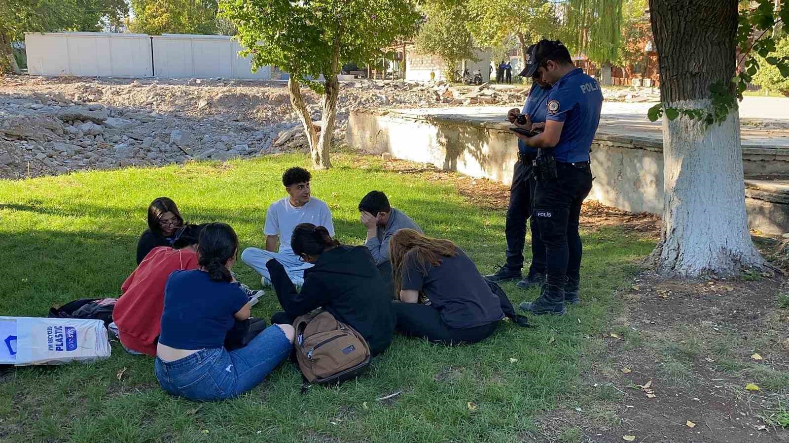 Polis ekiplerinden Mimar Sinan Parkına sıkı denetim
