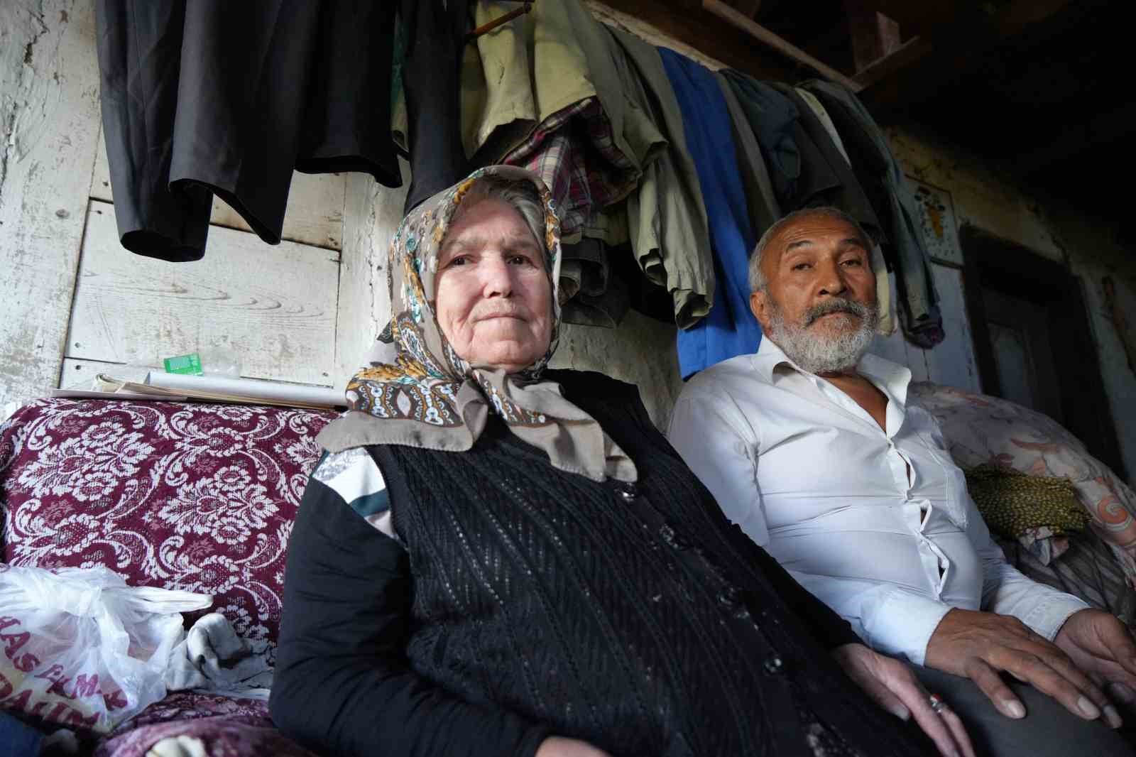 Polis memuru, hikayesiyle yürek burkan çiftin bankaya borcunu ödedi
