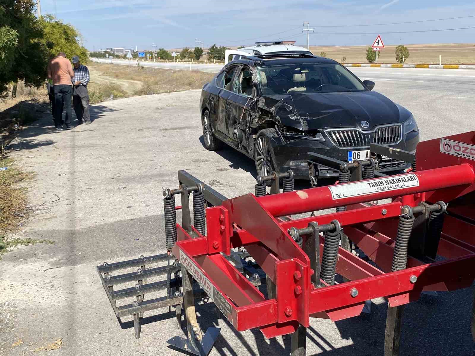 Otomobil, traktöre bağlı tarım aletine çarptı
