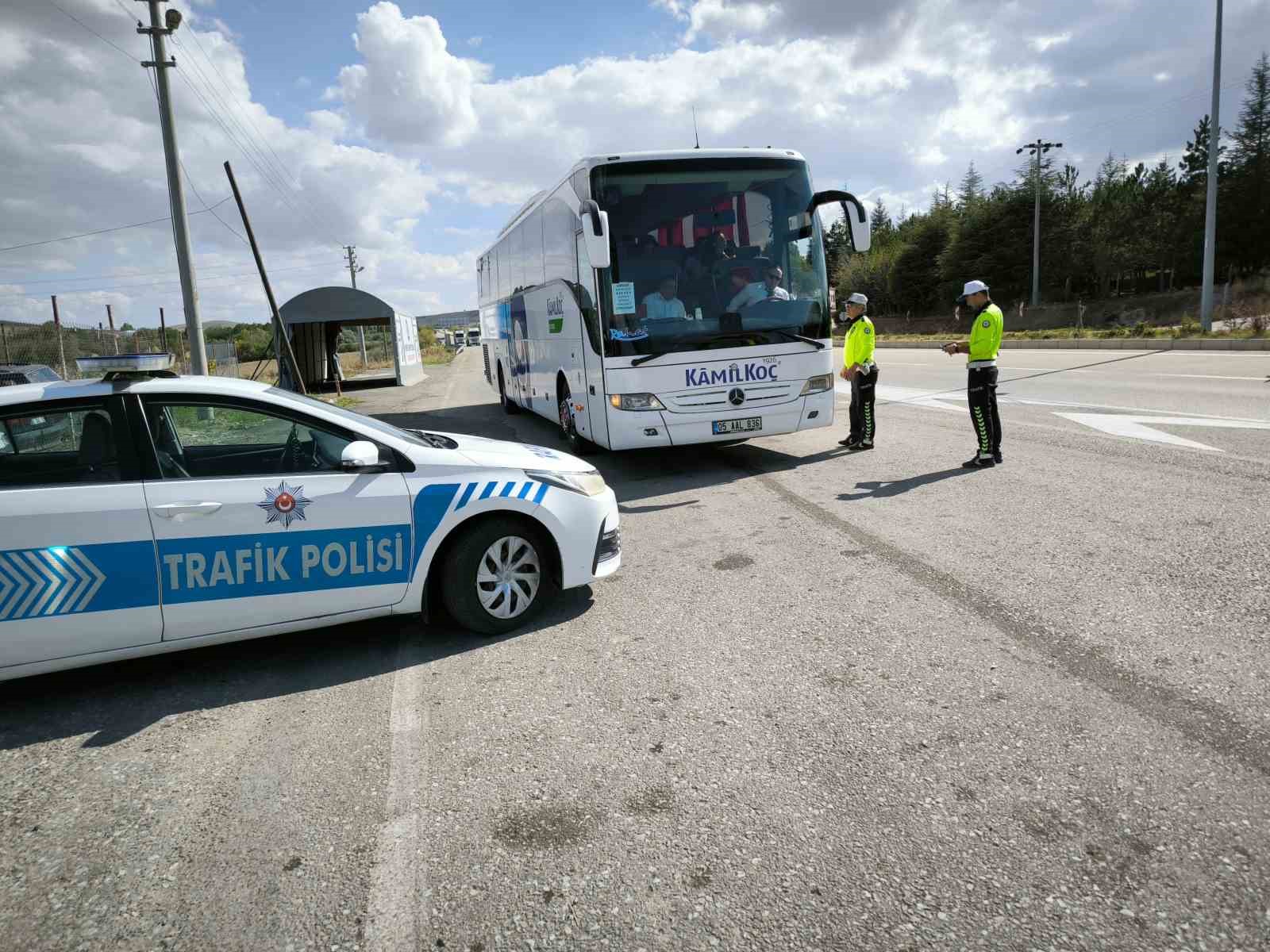 Kırşehir polisi yolcu gibi bindiği otobüste denetim yaptı
