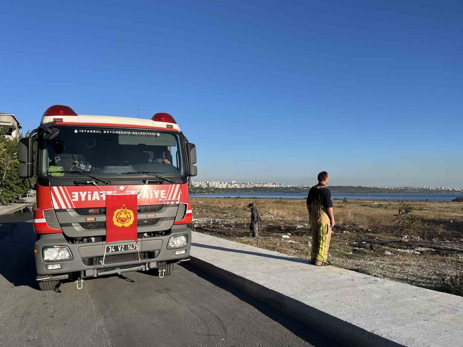 Avcılar’da otluk alandaki yangın güvercin kulübesine sıçramadan söndürüldü
