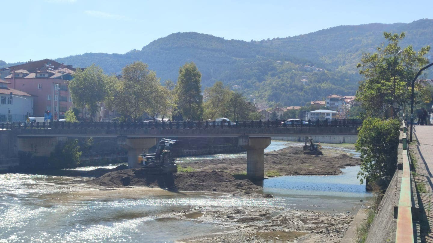 Devrek’te ırmak yatağında temizlik çalışmaları başlatıldı
