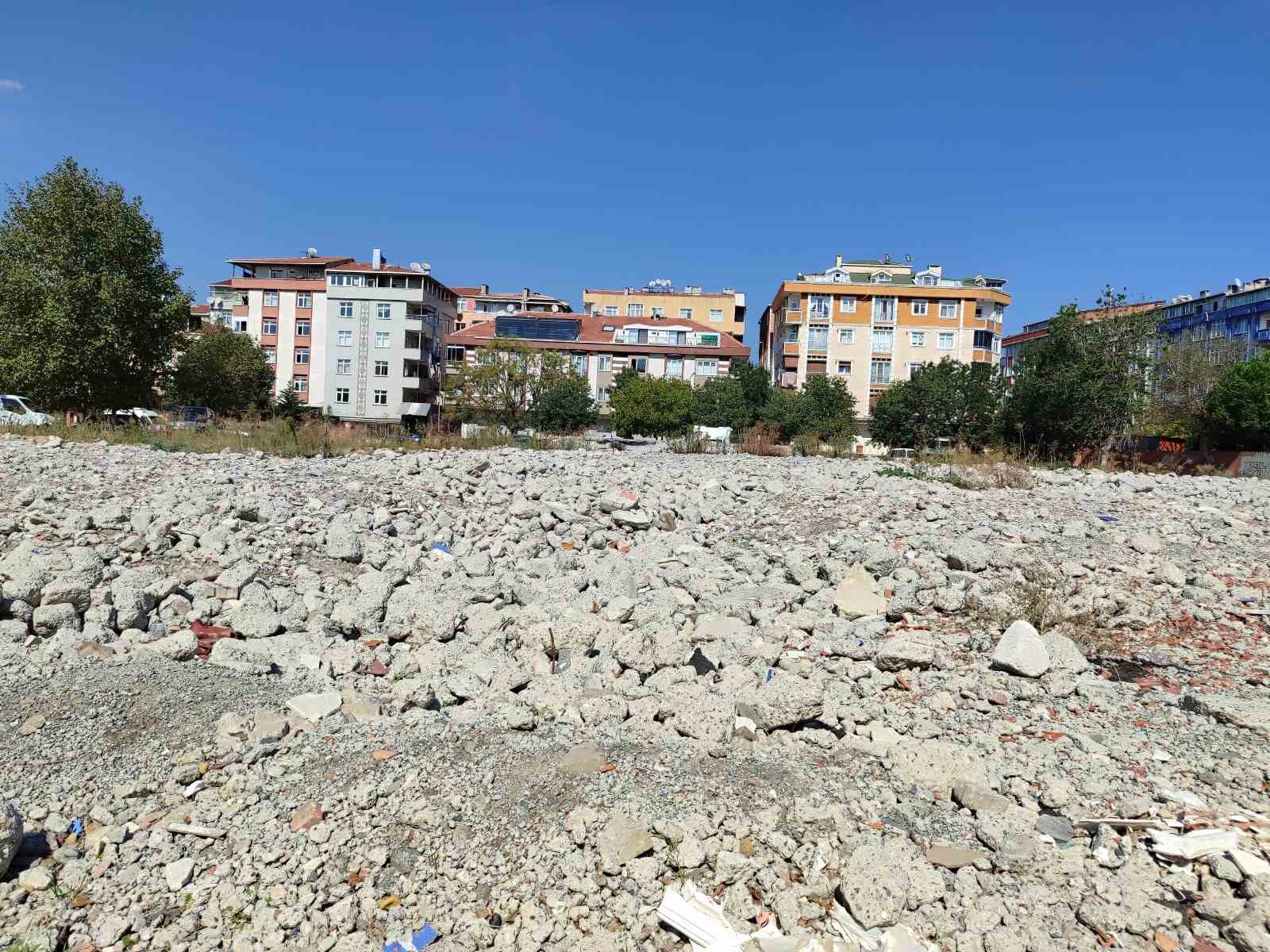 Öğrenci ve veliler yıkılan okulun yeniden yapılmasını istedi
