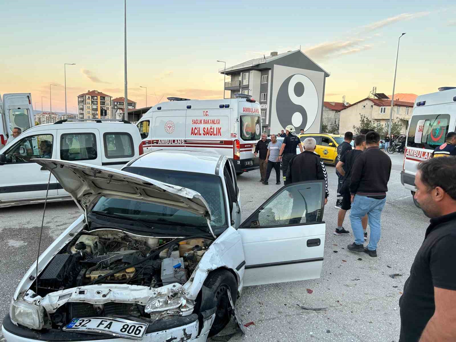 Kavşağa kontrolsüz giren otomobiller çarpıştı: 6 yaralı
