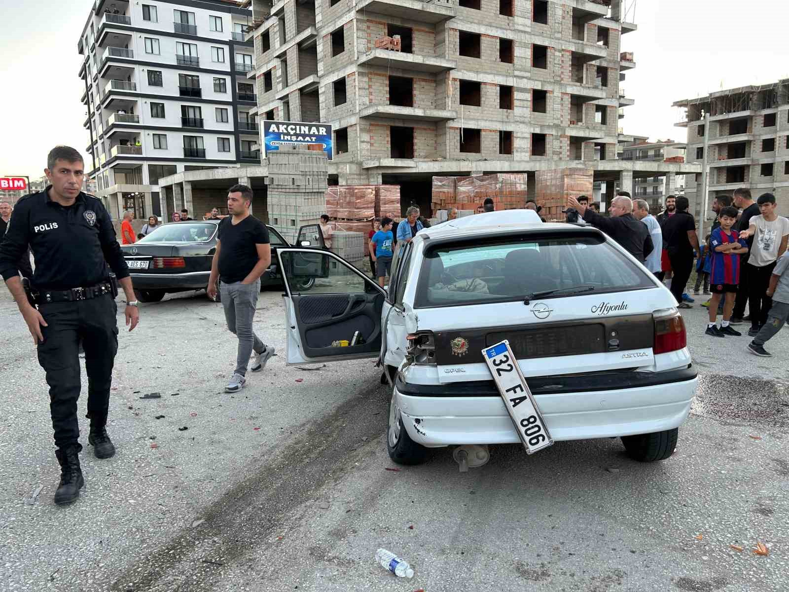 Kavşağa kontrolsüz giren otomobiller çarpıştı: 6 yaralı
