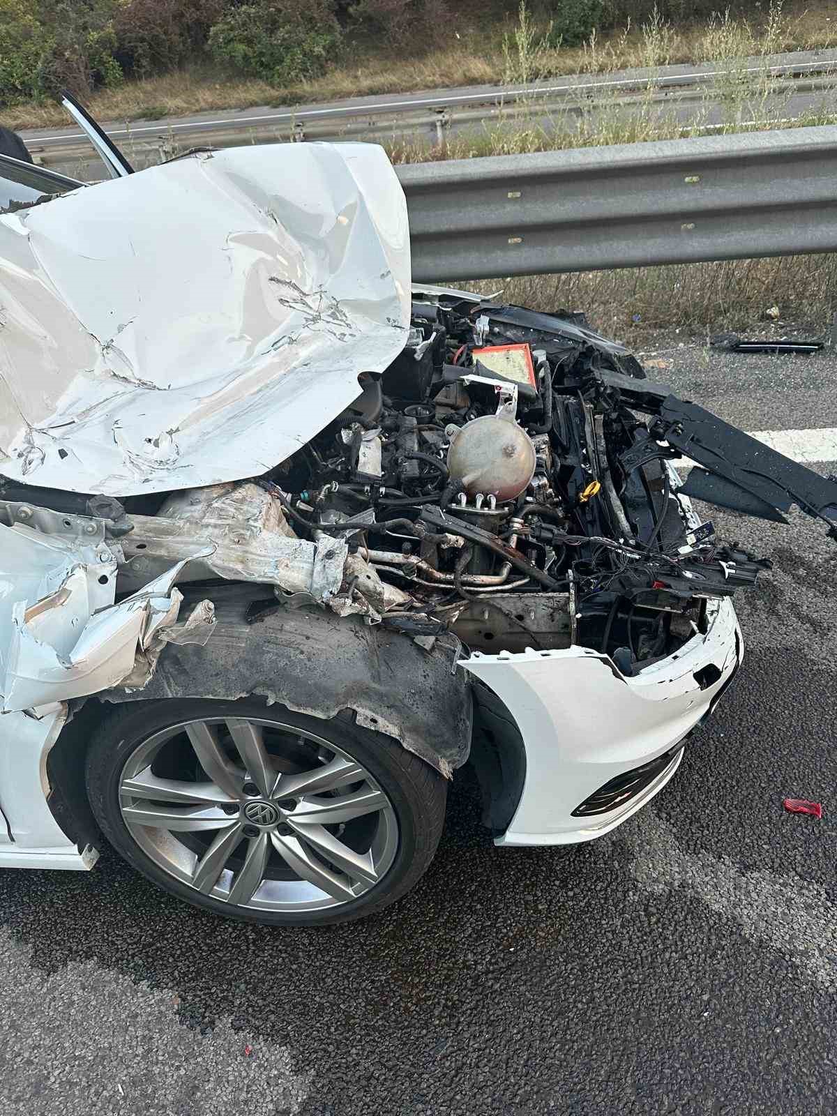 Hurdaya dönen otomobilden burnu bile kanamadan çıktı
