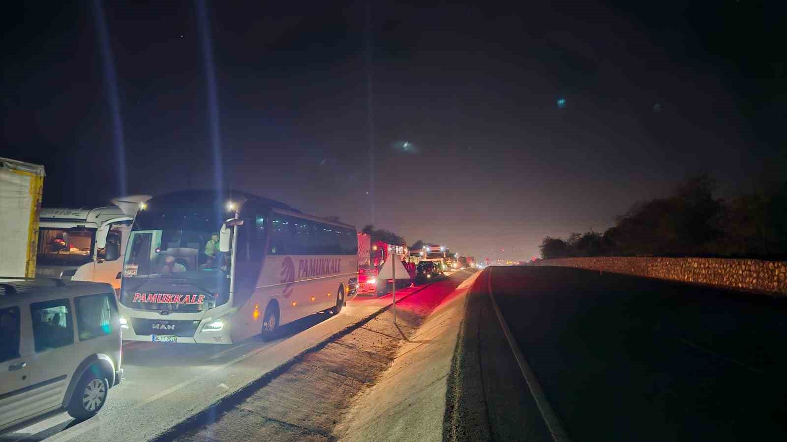 Bandırma’da kontrolden çıkan seramik yüklü tır karşı şeride uçtu
