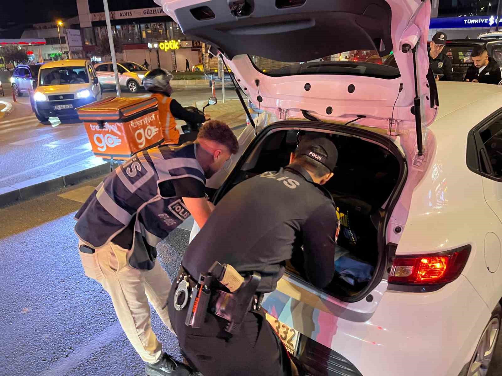 Esenyurt’ta huzur uygulamasında aranan şahıslar yakalandı
