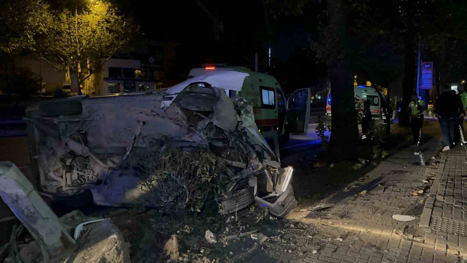 Kontrolden çıkıp aydınlatma direğine çarpan Tofaş hurdaya döndü: 4 yaralı
