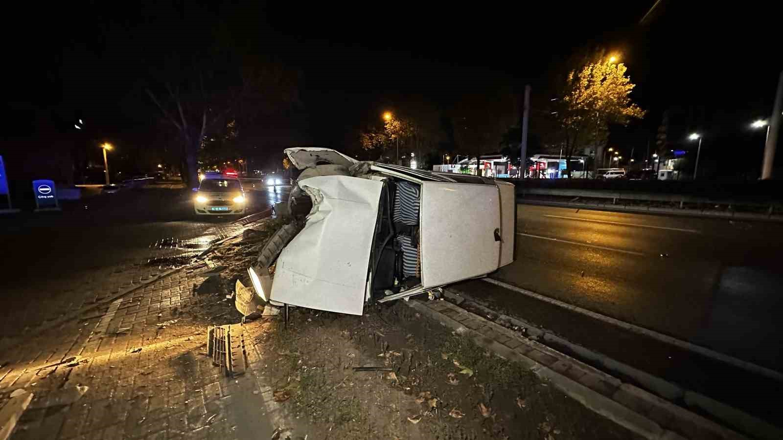 Kontrolden çıkıp aydınlatma direğine çarpan Tofaş hurdaya döndü: 4 yaralı
