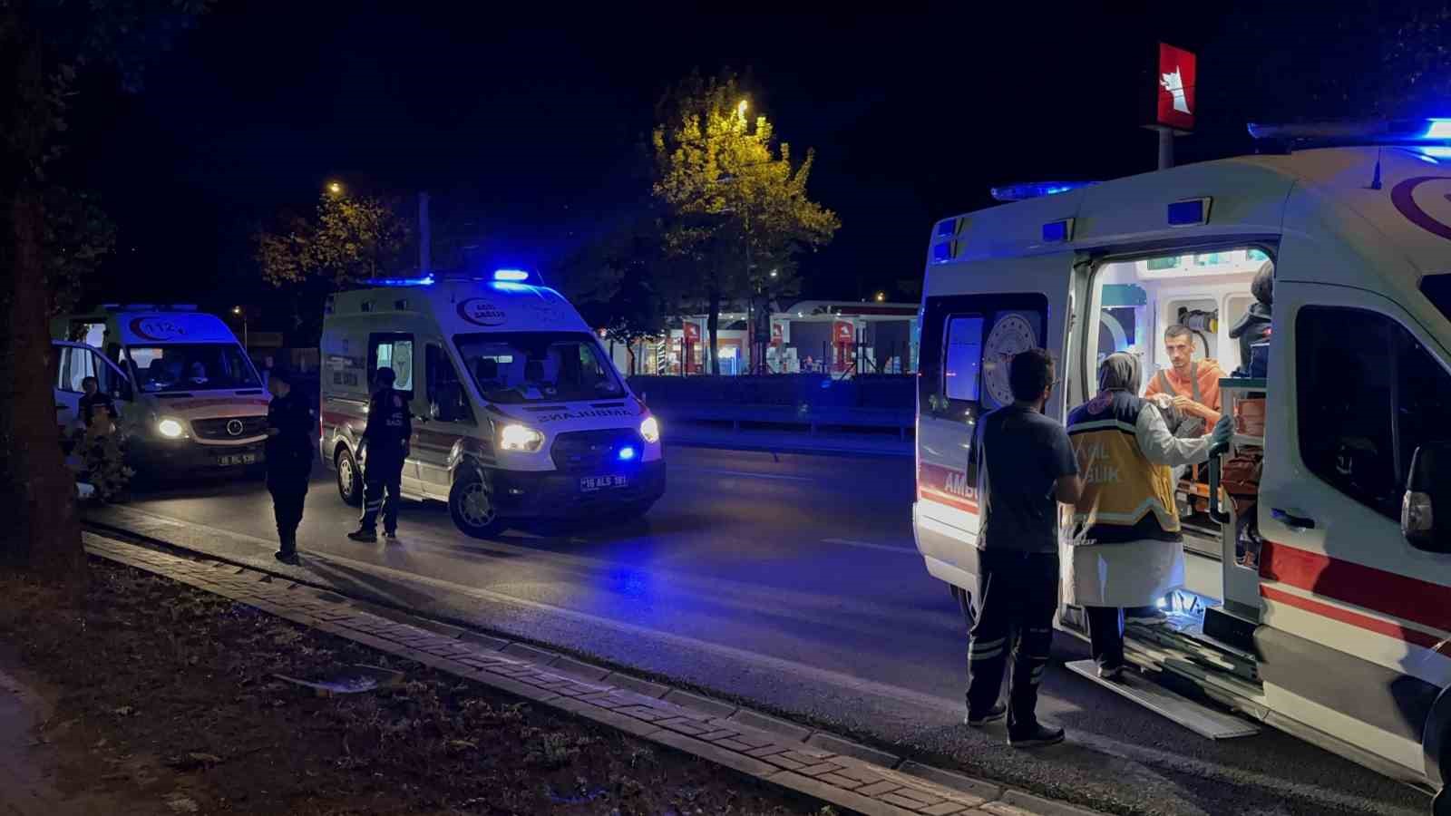 Kontrolden çıkıp aydınlatma direğine çarpan Tofaş hurdaya döndü: 4 yaralı
