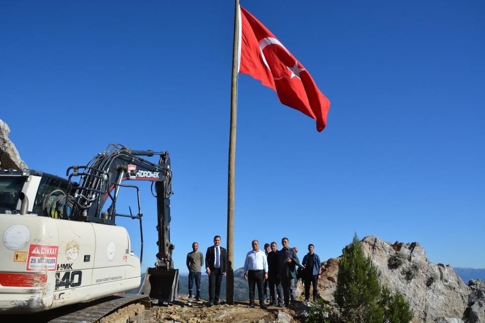 Saimbeyli kurtuluş etkinliklerine bayrak dikerek başladı
