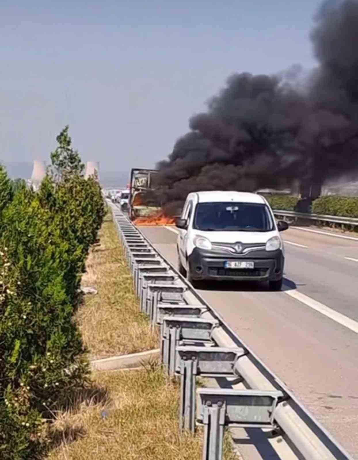 Bursa’da kamyonet alevlere teslim oldu
