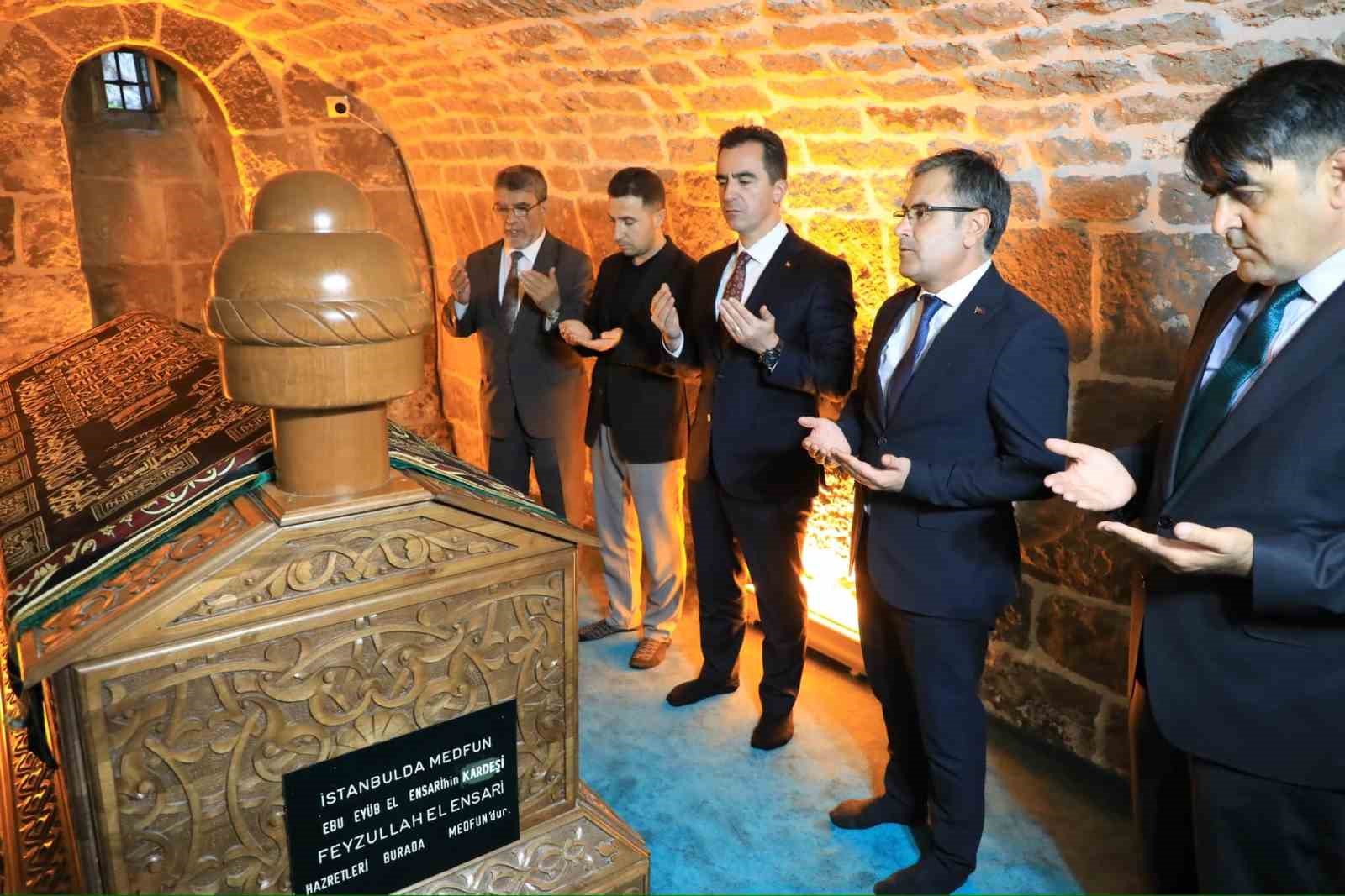 Bitlis Valisi Ahmet Karaya şehit ve gazi ailelerini ziyaret etti
