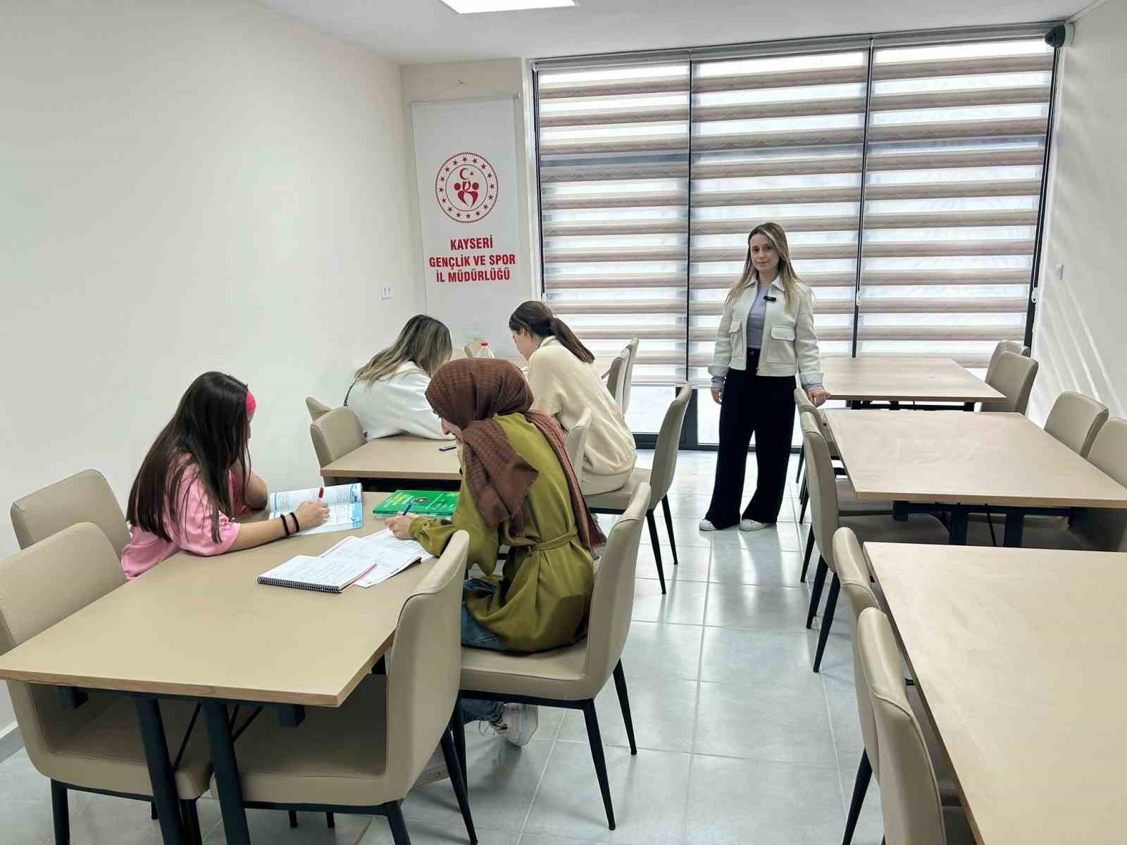 Tomarza Mevlüt Kahraman Kız Öğrenci Yurdu ilk öğrencilerini almaya başladı
