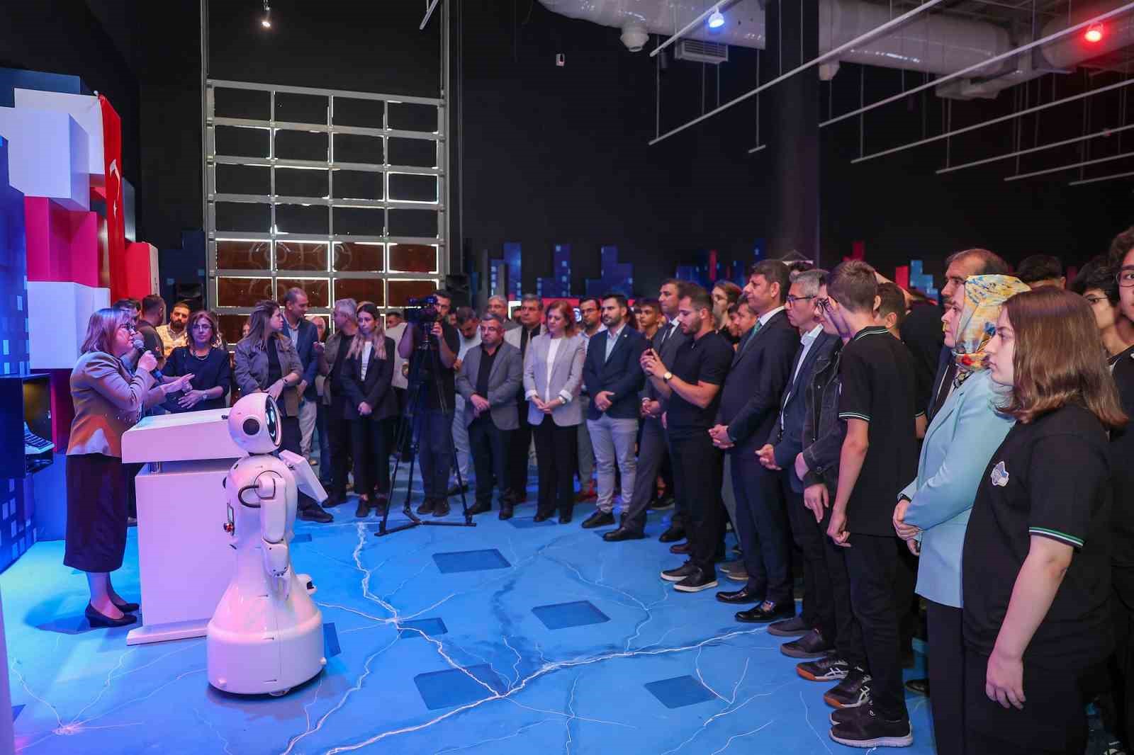 Gaziantep’teki ’Yapay Zeka ve Dijital Yaşam’ sergisine yapay zeka robotu Ada damga vurdu
