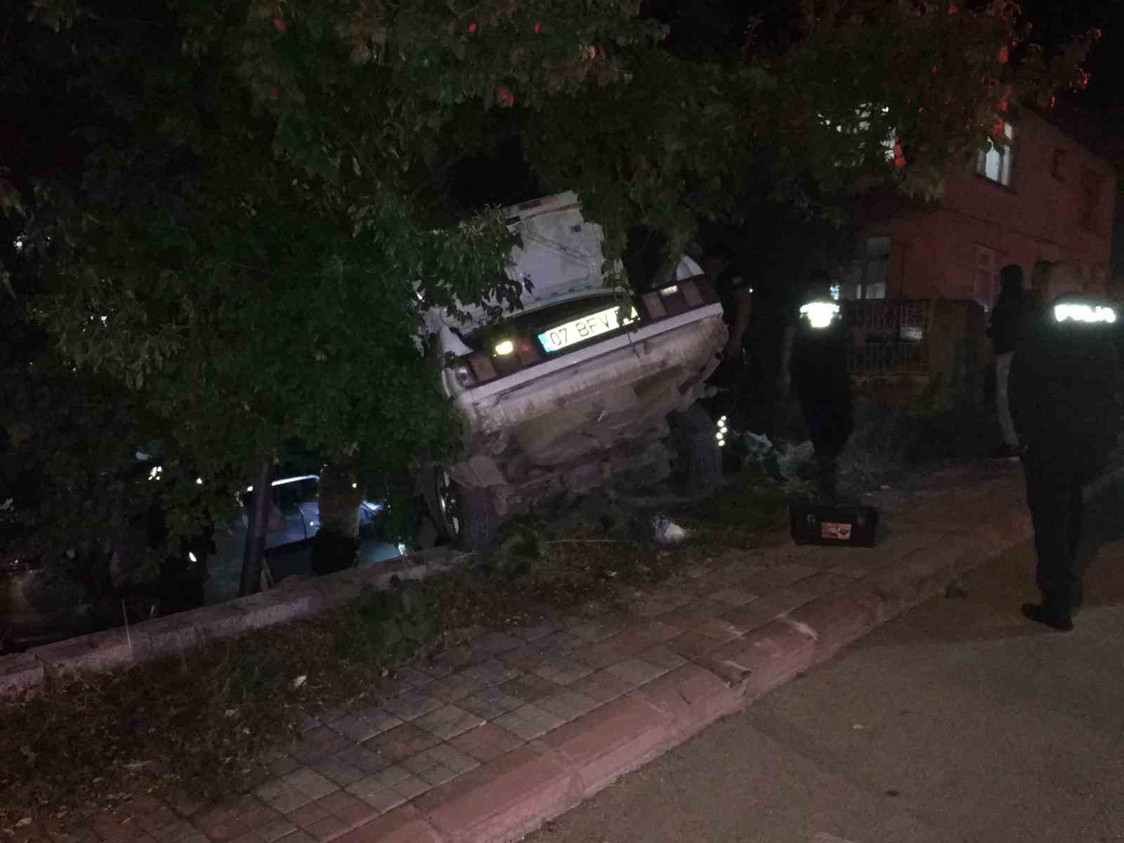 “Dur” ikazına uymayan otomobil bahçeye daldı, sürücü kaçtı yolcu yaralı
