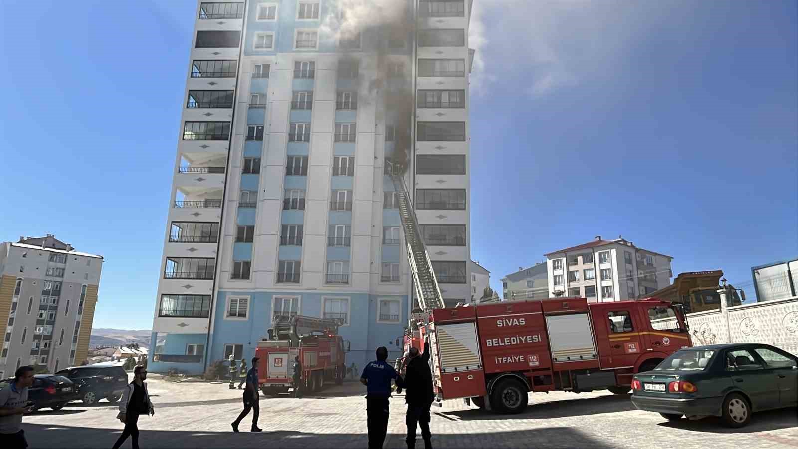 Sivas’ta korkutan yangın: Apartmanda mahsur kalanlar tek tek kurtarıldı
