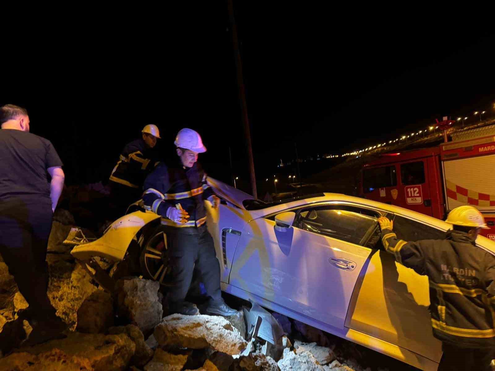 Mardin’de otomobil kayaya çarptı: 1 yaralı
