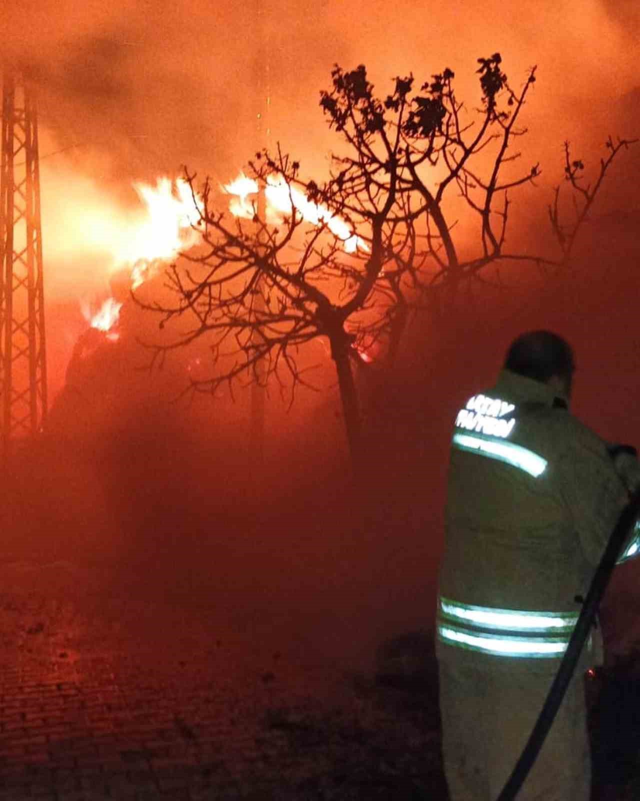 Antakya’da samanlık yangını
