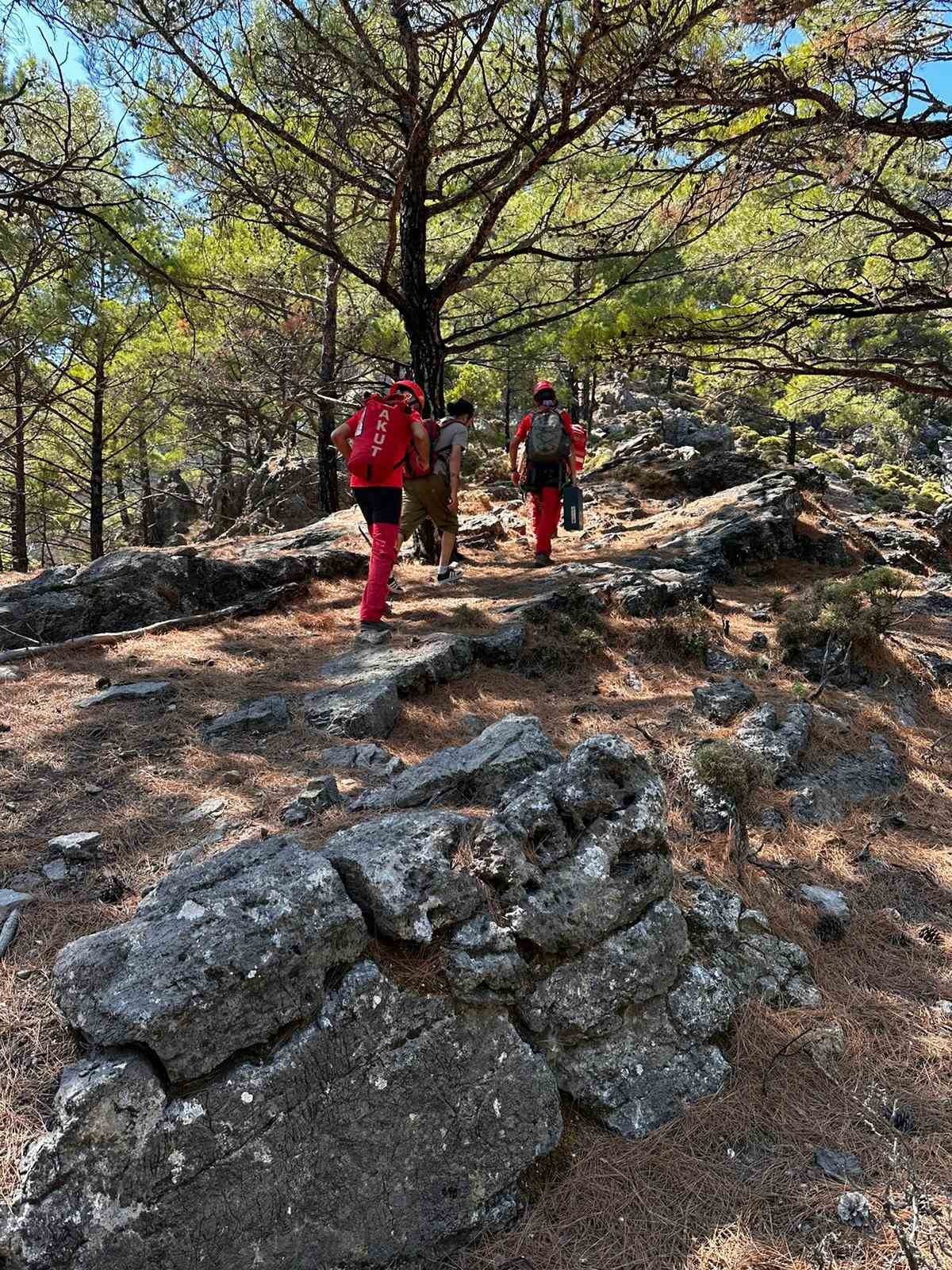 Kayalıklarda mahsur kalan kediyi AKUT ekipleri kurtardı
