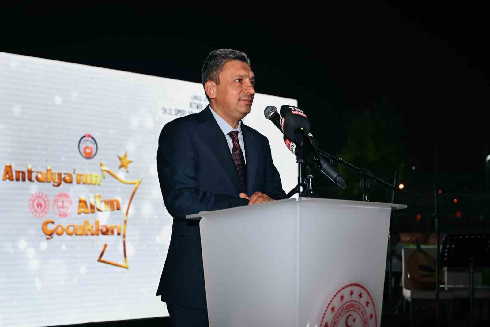 Vali Şahin, ’Antalya’nın altın çocukları’ ile bir araya geldi
